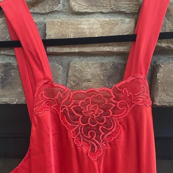 NWOT 2 piece Indulgence red nightgown with matching robe. Size medium. - Picture 8 of 13